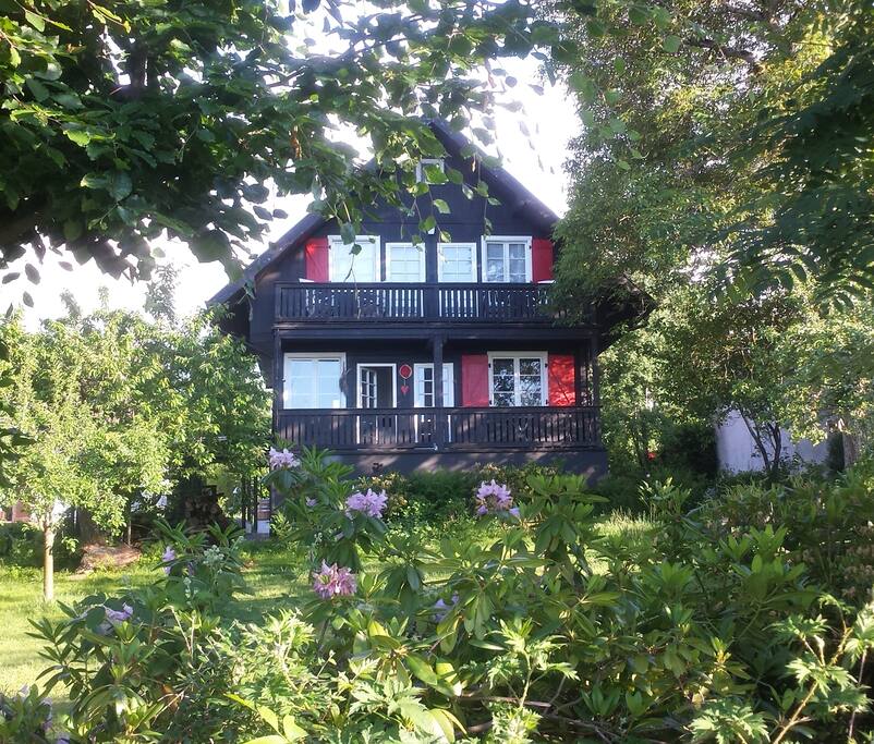 Historisches Schwarzwaldhaus mit großem Garten und Fernblick in die Rheinebene