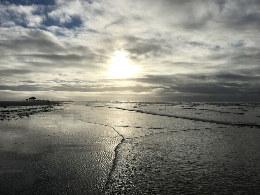 Herrliche Sonnenauf- und -untergänge über dem Meer