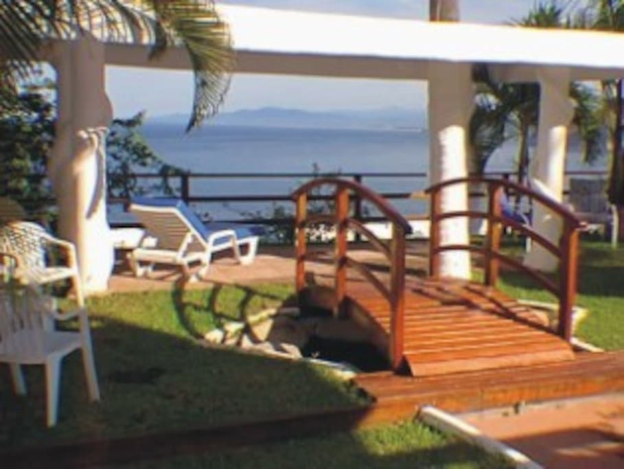 puente hacia pergola techada