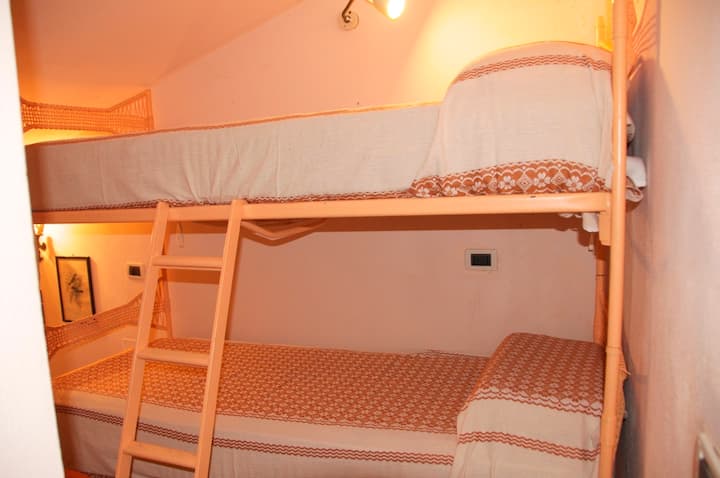 ¡Chicos, aquí están tus literas!