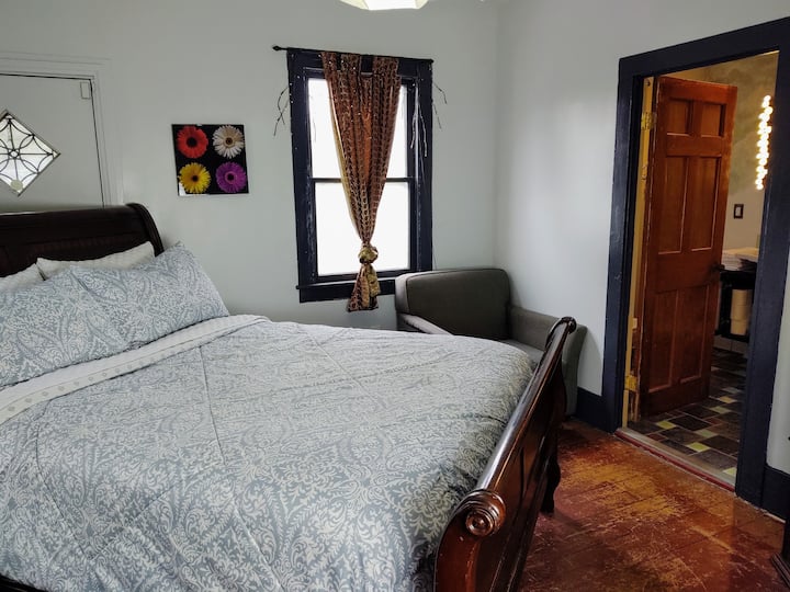 アリウムルームはプレミアムベッドで、両側に3つの異なる枕のセレクションがあります。 