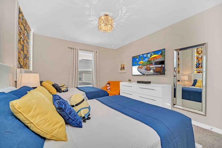 La encantadora habitación Despicable Me se encuentra a la derecha en la parte superior de la escalera. Adultos y niños por igual se sorprenderán de la pared de minion que está retroiluminada para darle vida. Tiene 2 camas dobles, un espejo de cuerpo entero y un televisor inteligente. 