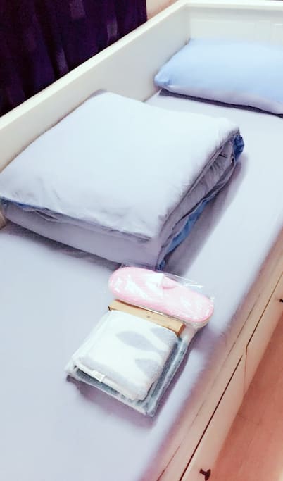 干净的床品,全新的拖鞋、牙具,一客一换