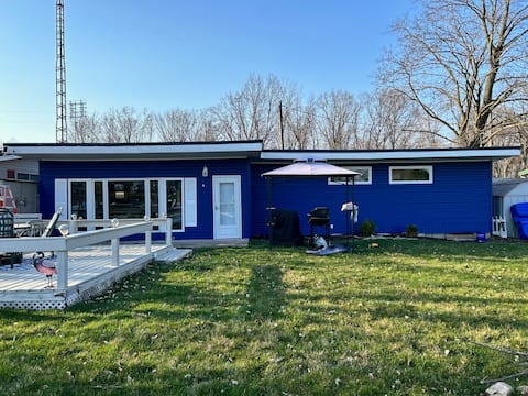 Lake house on channel with access to 5 lakes