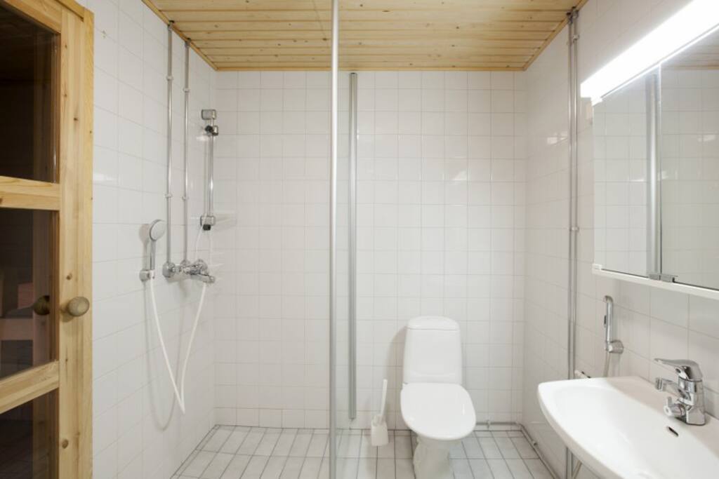 Iso kylpyhuone.