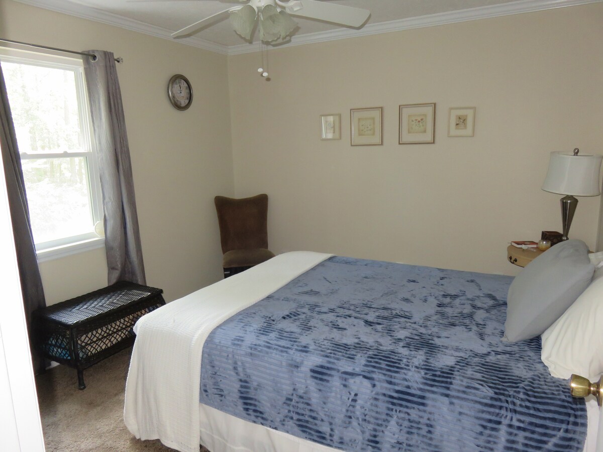 Slaapkamer #3: QUEEN bed met kastruimte en tv - uitzicht op het zwembad in de achtertuin.
Gelegen op 2e etage.