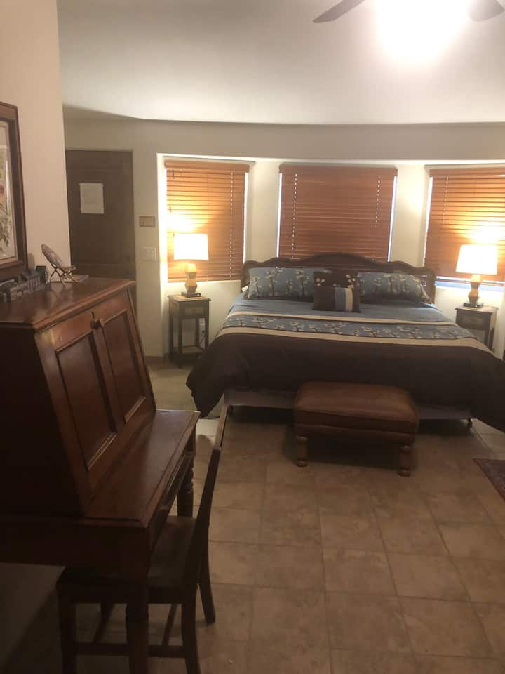 Quarto principal com banheiro privativo