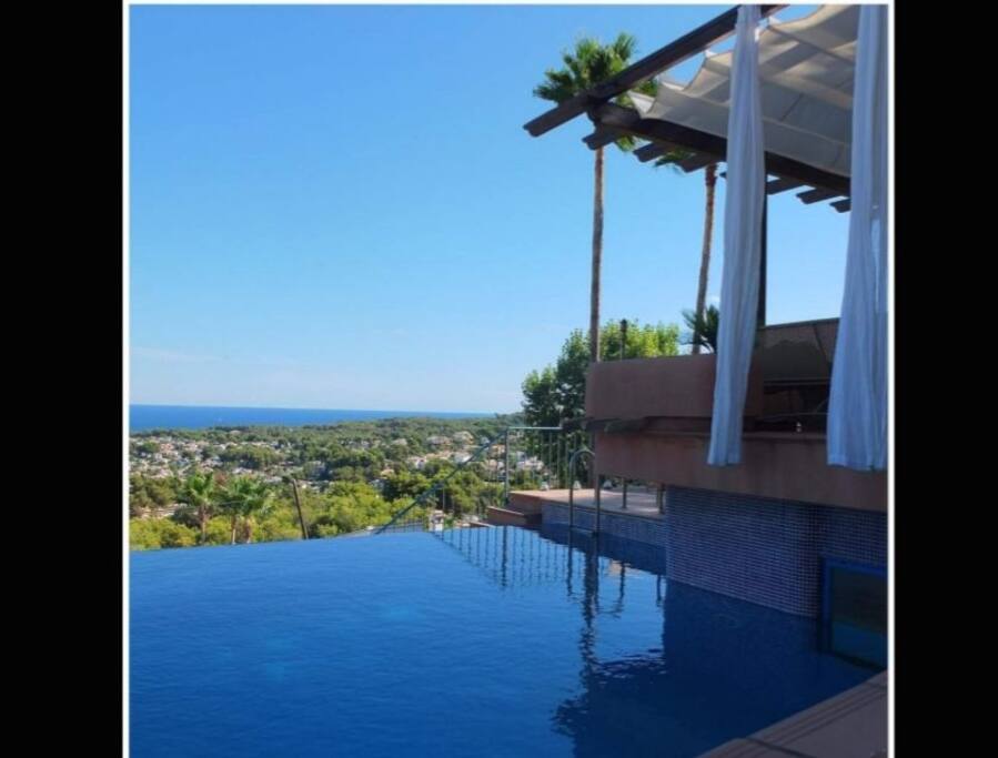 Infinite pool integrated in the villa