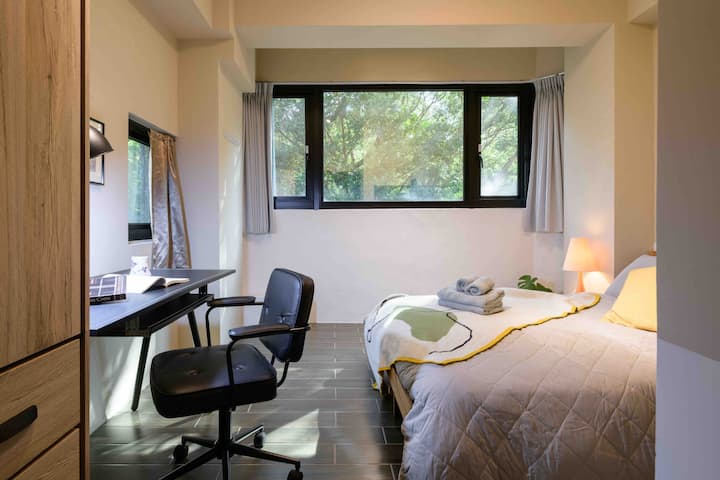 Dormitorio principal con cama matrimonial