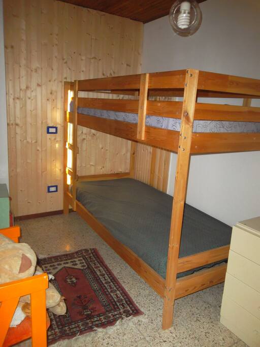 camera da letto con letto a castello