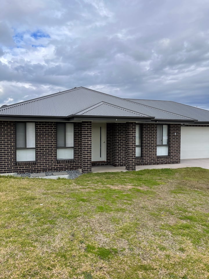 Breakaway new 4br house 5 mins to albury city Houses for Rent in