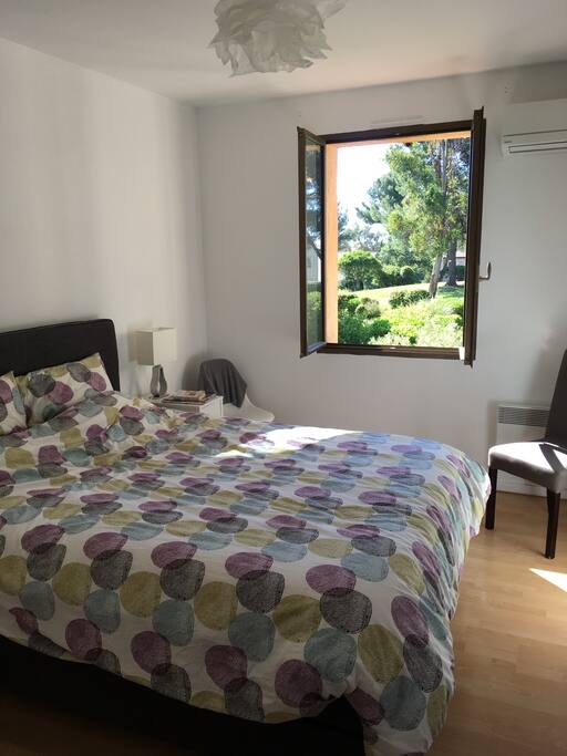 Chambre principale avec un grand lit de 160 et une vue sur le jardin.