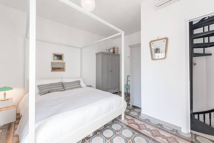 Chumba kikuu cha kulala kiko kwenye ghorofa ya 1 (ya 2 Marekani).  Hakuna chumba kilichoambatishwa. Bafu kuu lililopo moja kwa moja chini, kwenye ghorofa ya chini.