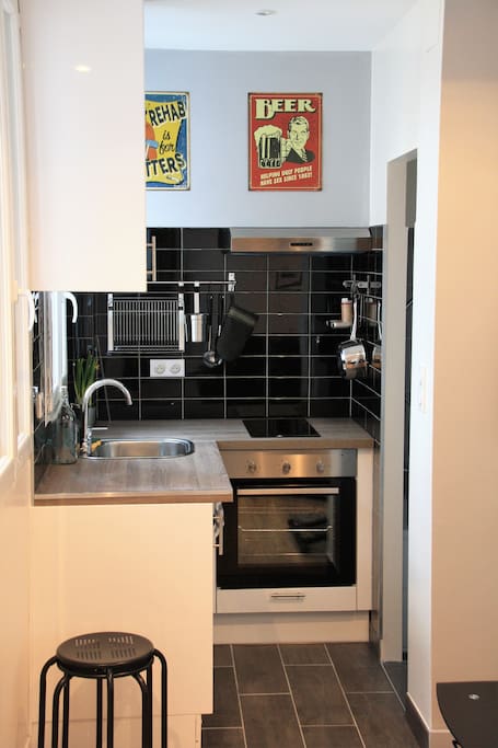 La cuisine est toute équipée avec frigidaire, four et plaque à induction