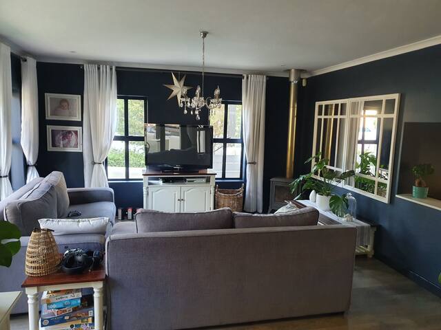 Fresh, secure 4 bedroom house with pool gallery image 2