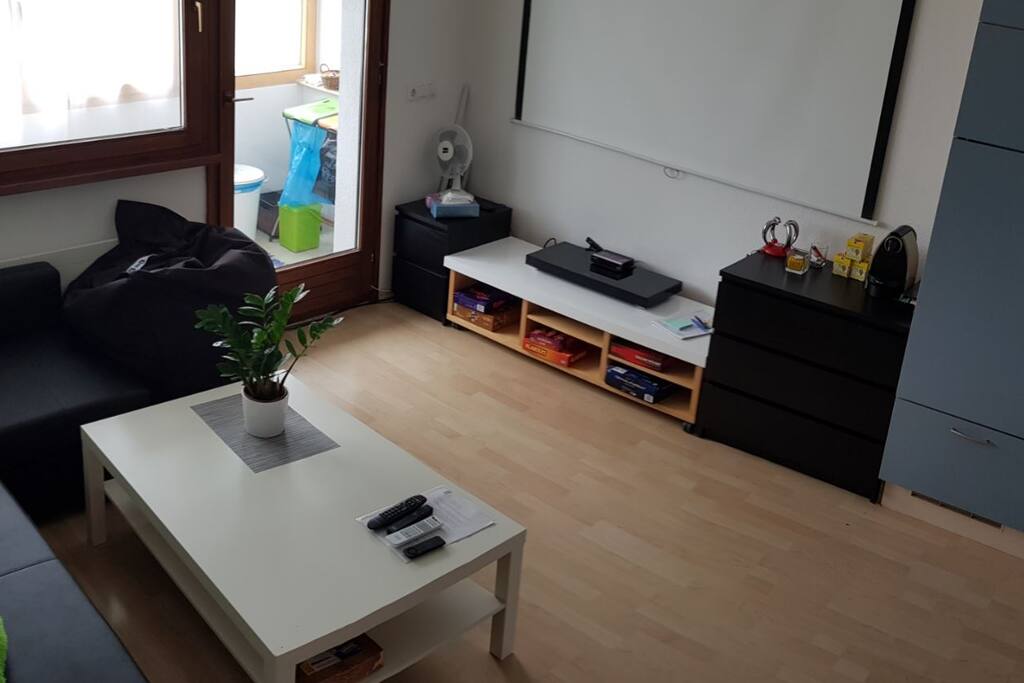 Blick vom Sofa auf die HiFi Anlage