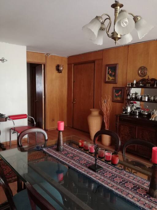 Entrada al depto y mesa comedor