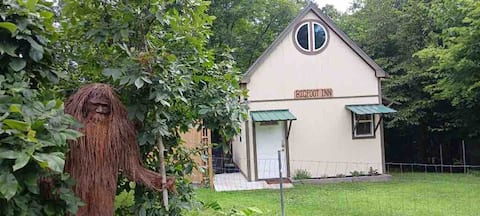 Bigfoot Inn -cabin with loft -near Illinois River