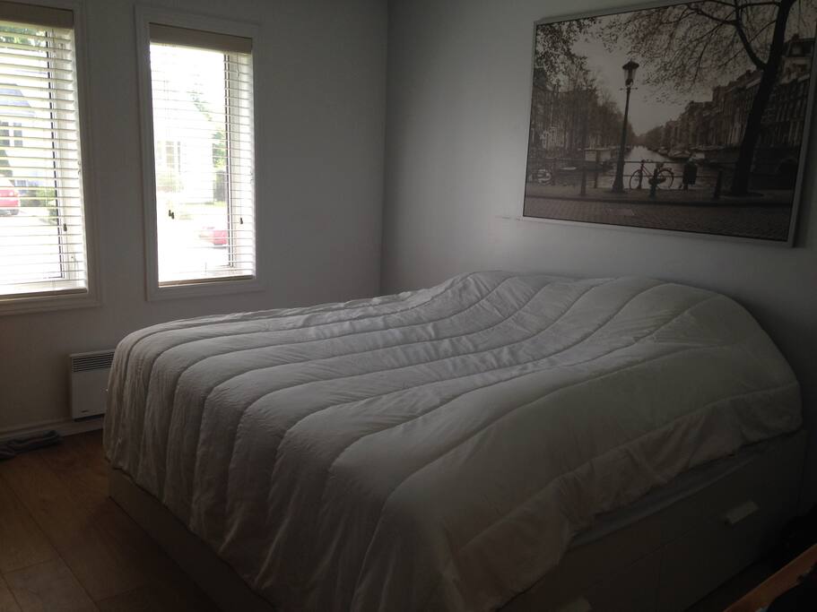 Chambre principale avec lit king / Main bedroom with king size bed