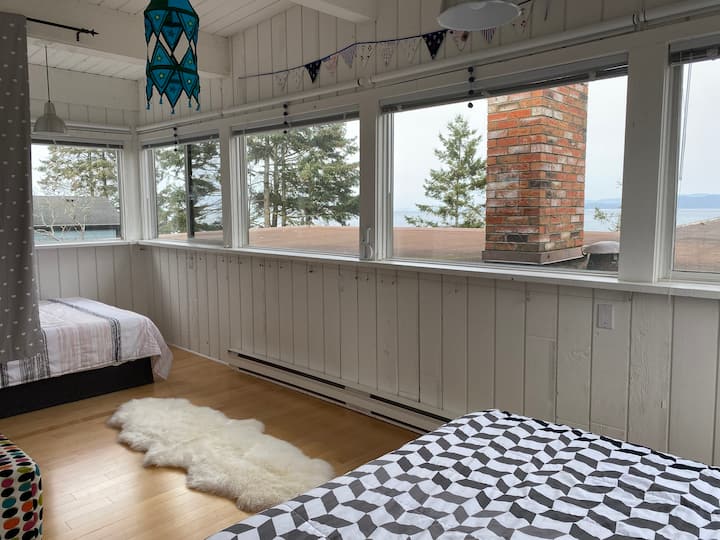 נוף לים ולהרים מחדר השינה השני למעלה 