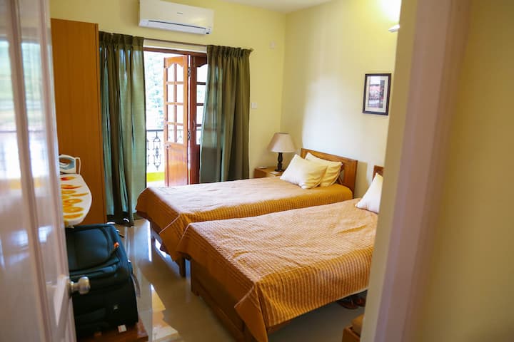 Un segundo dormitorio bastante espacioso, también con un balcón que es perfecto para tu taza de té temprano en la mañana.