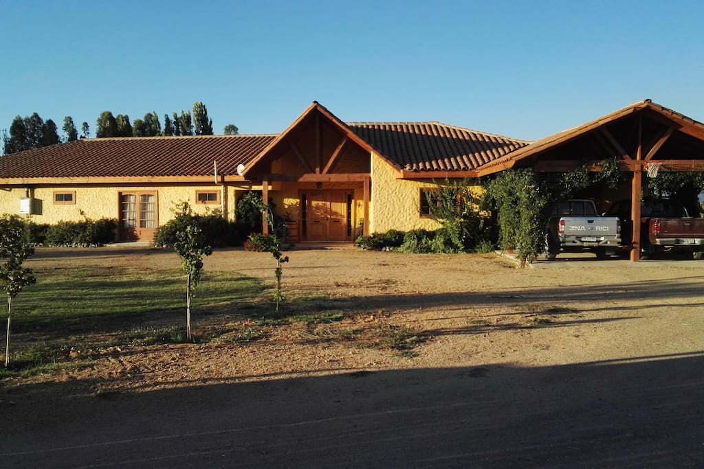 Hermosa casa con linda entrada y excelente patio de estacionamiento.