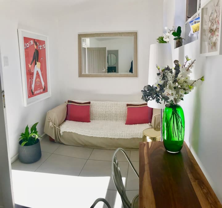 Flatlet with access by foot to Morningside Shops