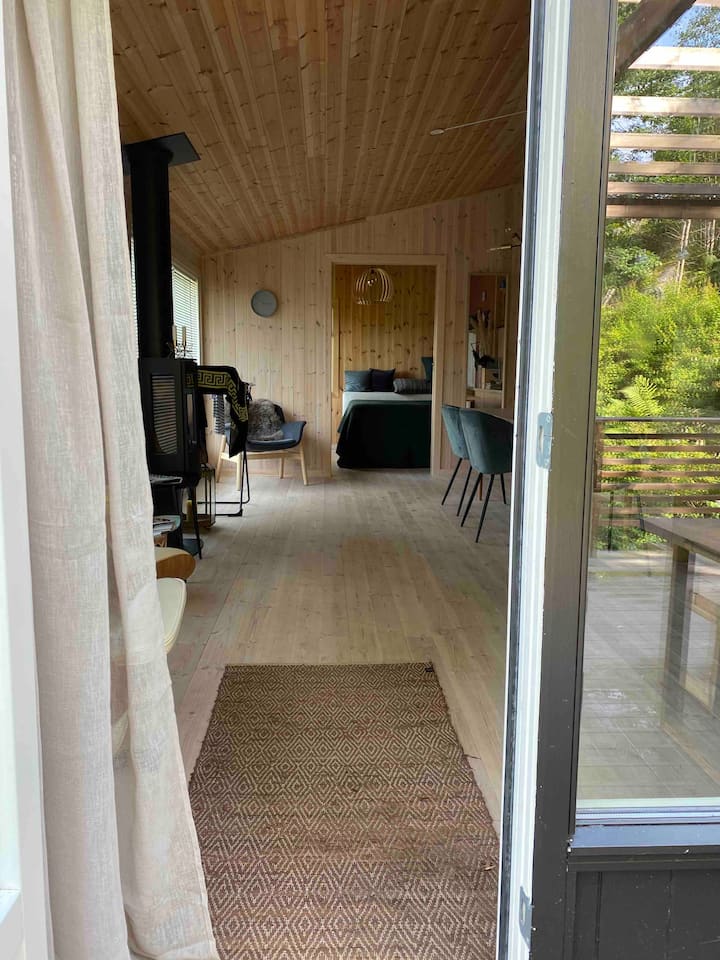 דלת כפולה למרפסת. אפשר לפרסם את זה כדי להיפתח בין החלק החיצוני - נחמד בימי הקיץ החמים!