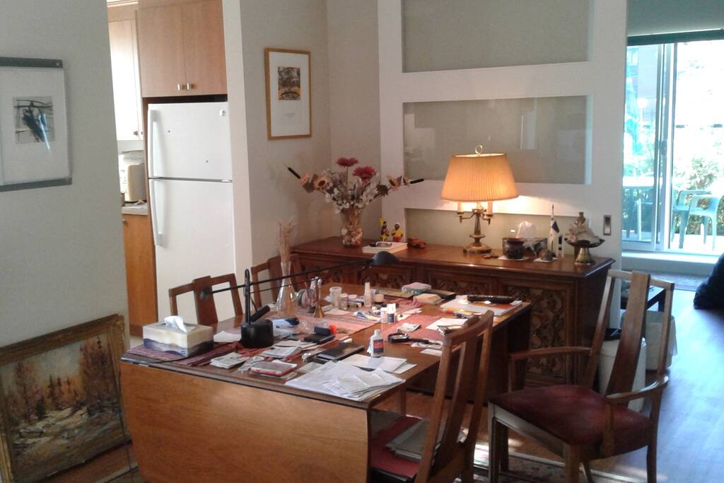 Salle à manger, cuisine, porte coulissante (+ grande chambre et patio orientés ouest).