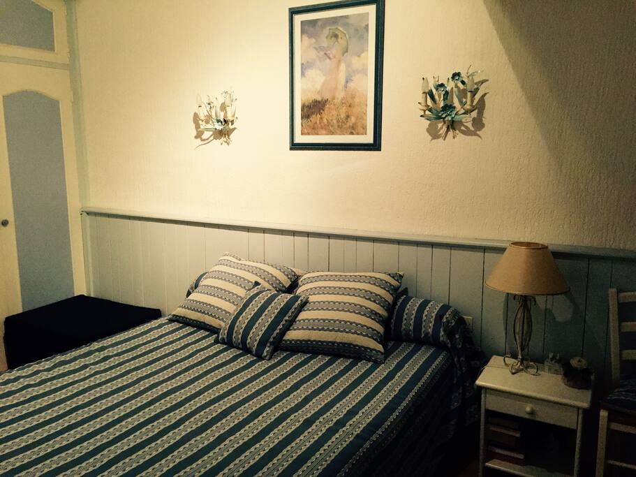 Chambre Bleue, 1er etage, grand lit pour deux personnes