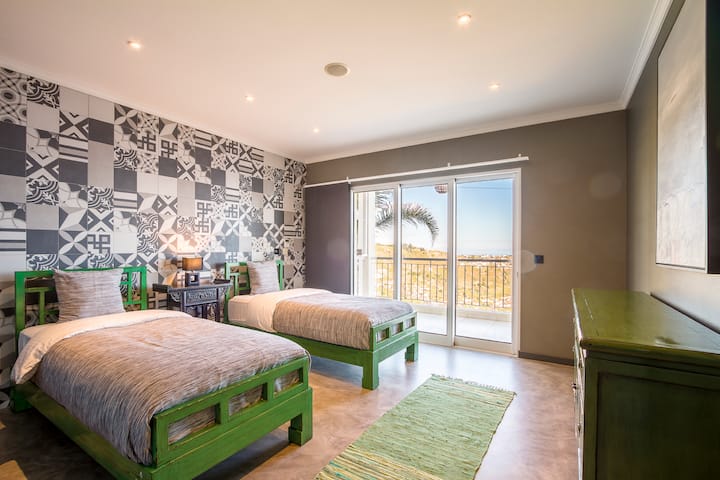 Green room/ Twin room