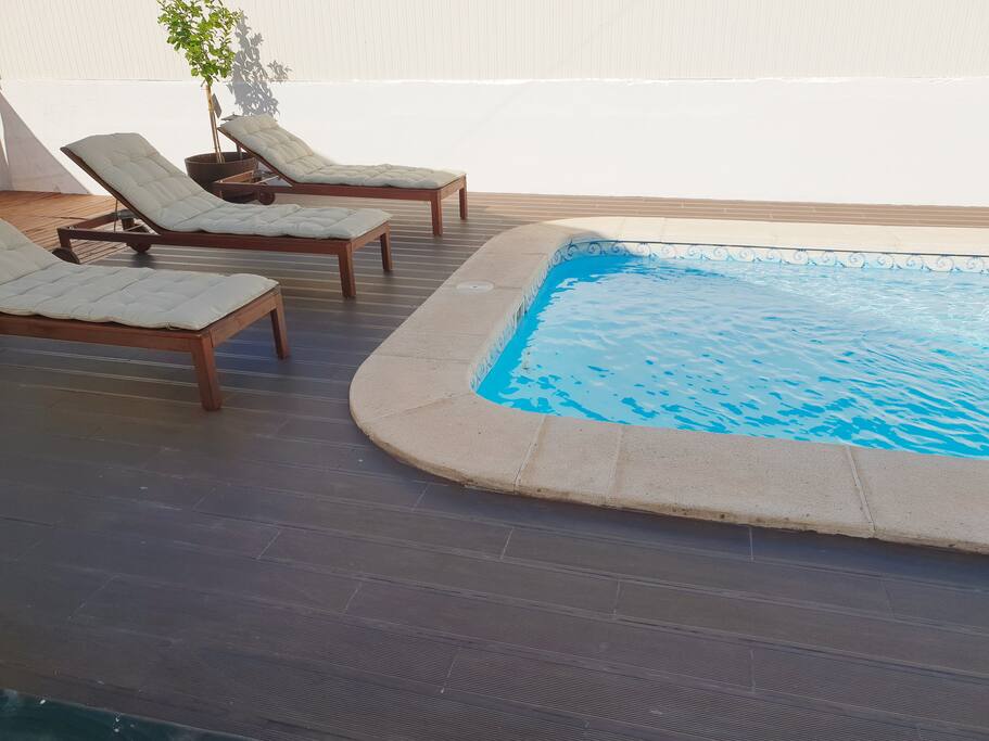 Pool with 6 sun loungers.
