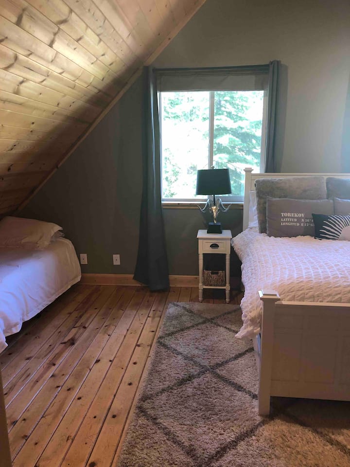 ห้องนอนใหญ่ที่ชั้นบนสุดมีเตียงควีนไซส์เตียงคู่และเตียงเด็กอ่อน 