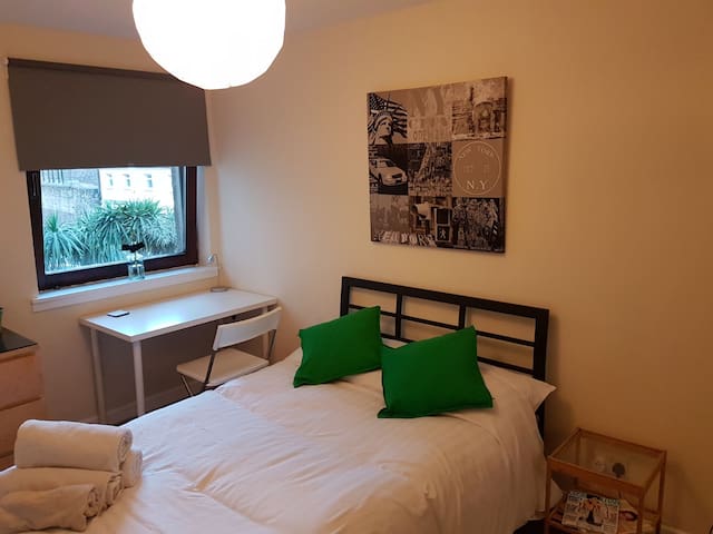 Ensuite room in great location!