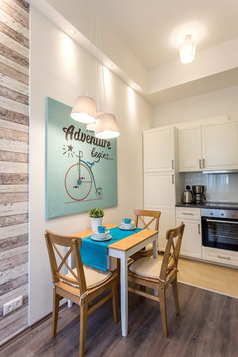 Brand new-central, free WIFI, cosy, AC