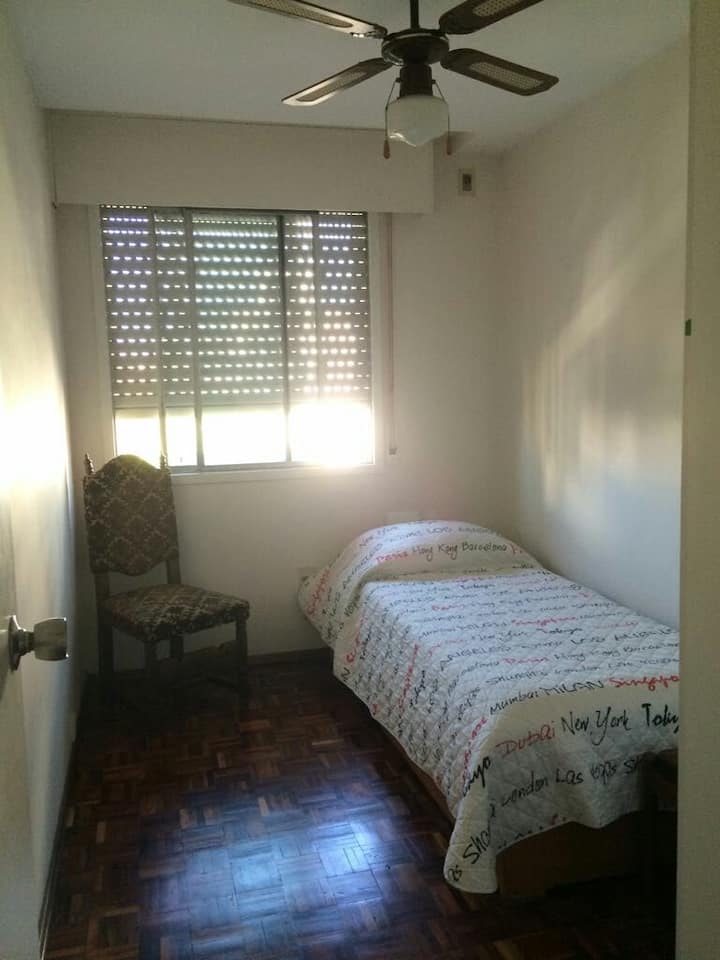 Спална соба со кревет што може да се прошири за две лица.