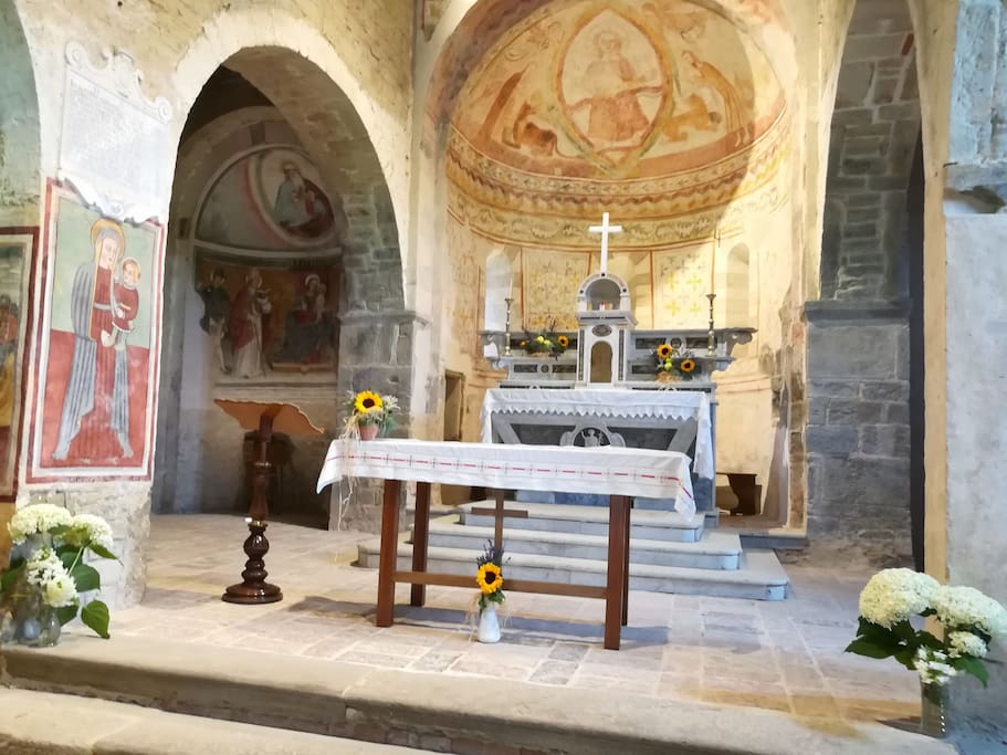 Interno della chiesa cimiteriale
