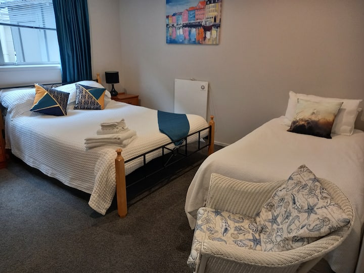 Veća spavaća soba, bračni krevet (160x200) i krevet za jednu osobu.