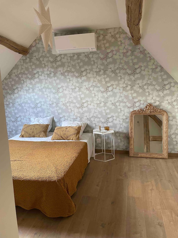 Amplia habitación Secuoya en el piso de arriba
Cama 160x180
Ropa de cama de calidad