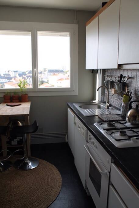Cuisine toute équipée avec frigo, gazinière, four, lave vaisselle, plan de travail qui se transforme en table à manger 2 personnes :)