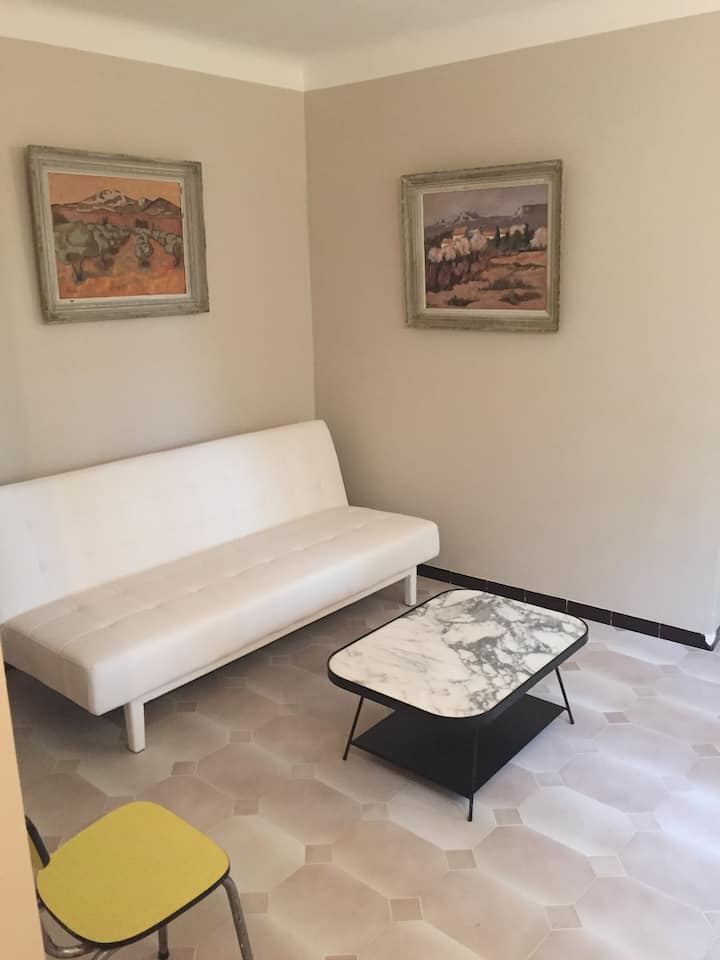 Chumba cha kulala 10
Kitanda 120
au
Sebule ndogo