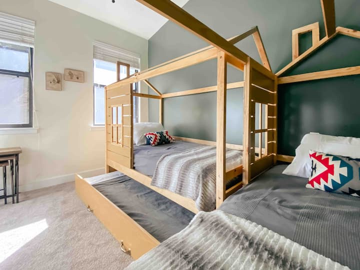 有趣的游乐室卧室，共有3张单人床（ 1间是带脚轮）