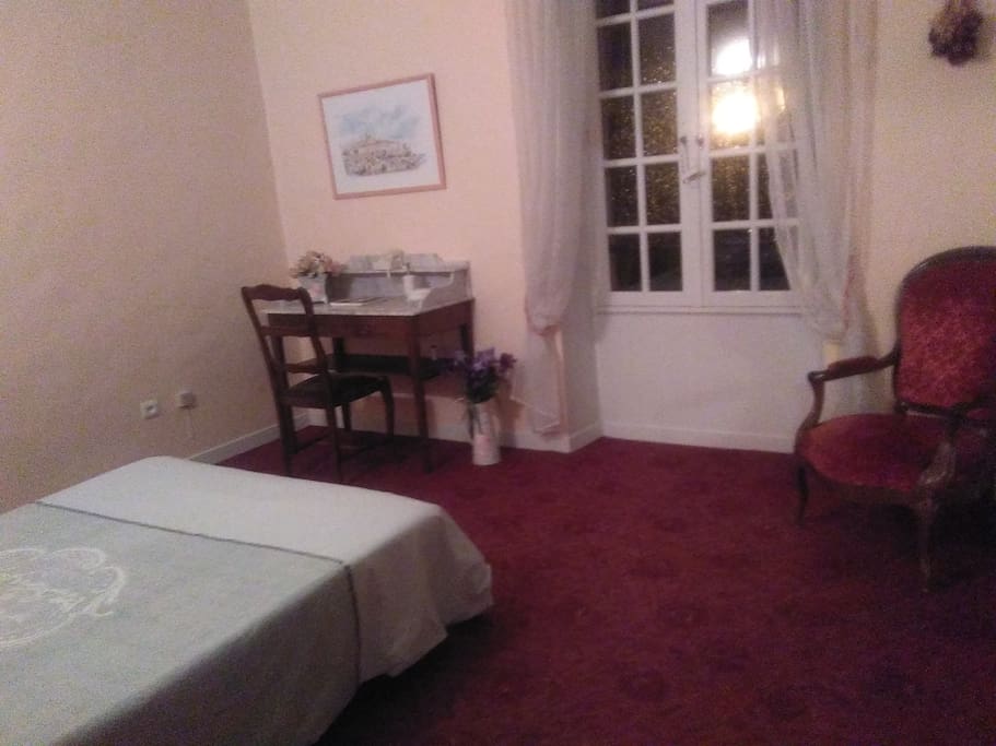 Grande chambre romantique lit 140