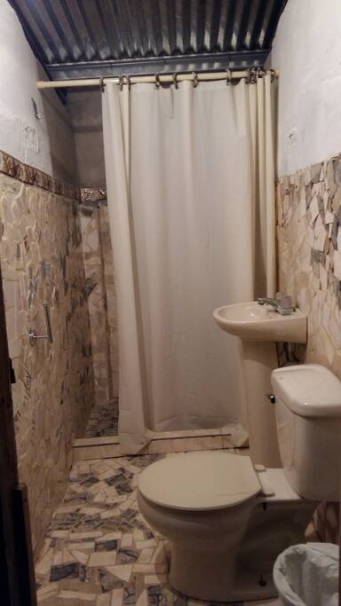 Baño sencillo pero acogedor