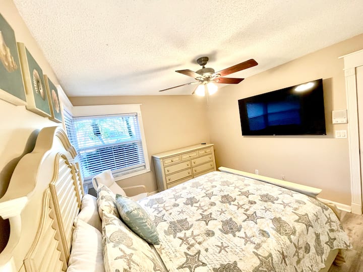 Las camas grandes y cómodas están listas y esperando. Las habitaciones están cubiertas por el aire acondicionado central, sin embargo, también ofrecemos ventiladores para aquellos que lo necesiten. Hay una TV inteligente en la habitación para un disfrute tranquilo. Si la piscina te cansa, puedes relajarte aquí.