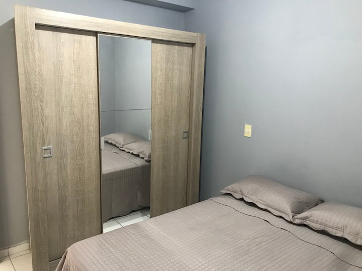 1 ° Camera - Letto matrimoniale, armadio con specchio e aria condizionata.