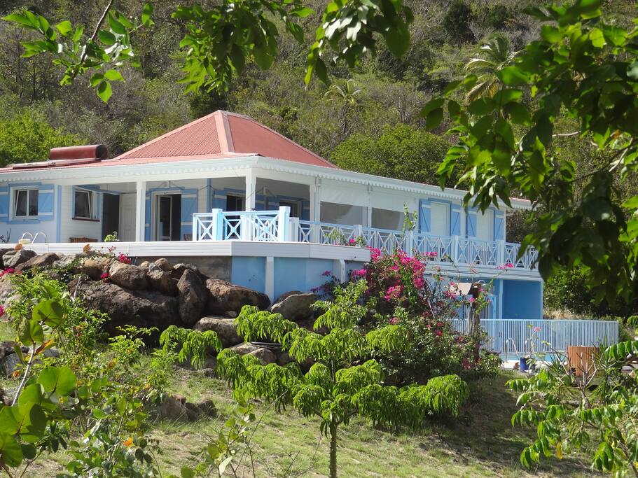 La villa vue du jardin.