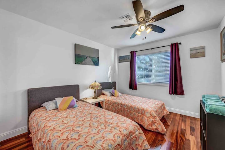 3号卧室（楼上） 2张双人床 