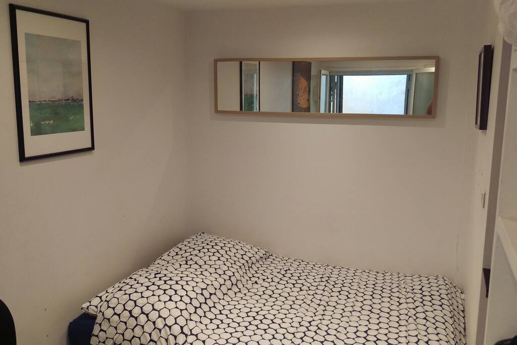 Canapé-lit en position "lit" avec un sur-matelas pour un confort optimal et des nuits douces