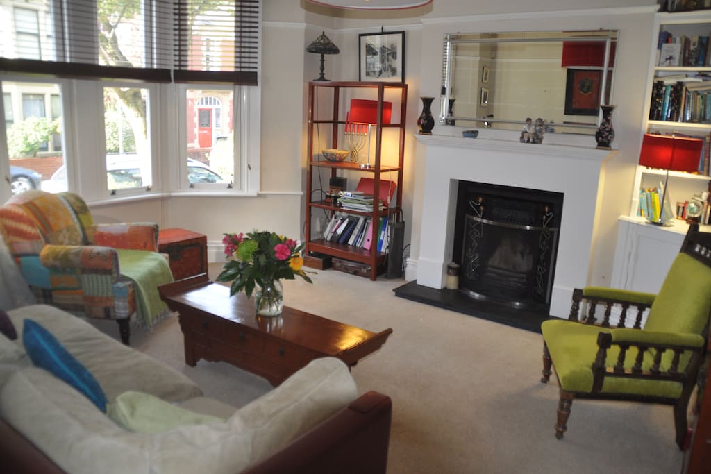 Large, bright lounge seating for 6